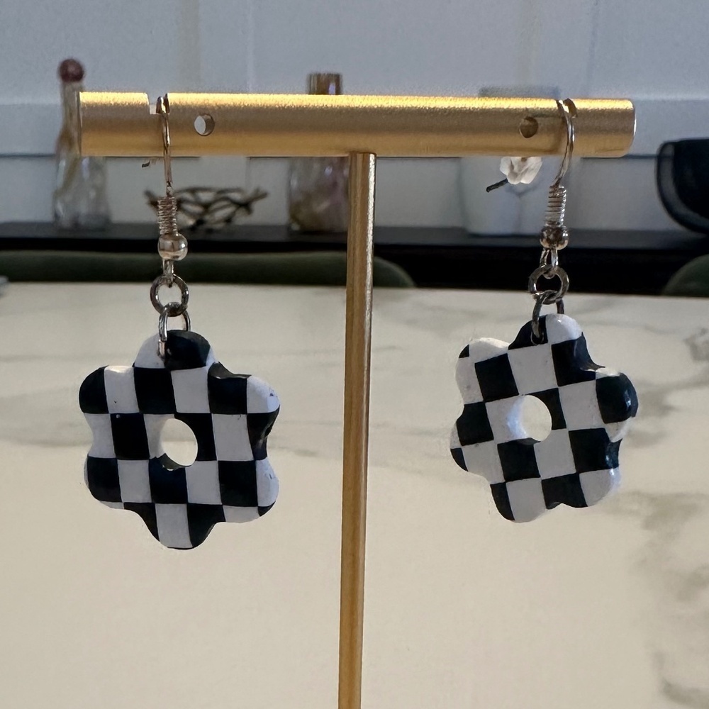Lisa Says Gah - Black and White Checkered Daisy Resin Earrings
